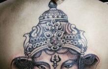 Culoarea tatuajului Aum și Ganesha